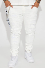 Load image into Gallery viewer, Men&#39;s White Skinny Jeans with Chain. (Size 38)
